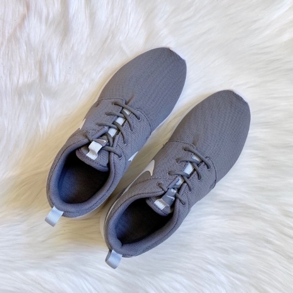 Nike Roshe One Sneakers In Grey/Platinum - Picture 3 of 8